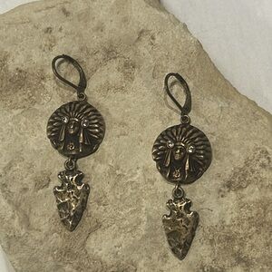 Vintage bronze Love Tokens Native American Indian Chief head arrow earrings EUC